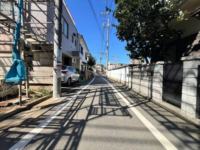 【前面道路含む現地写真】 | 豊島区上池袋３丁目　新築戸建て　A号棟 | すっきりとした見通しの良い平坦な前面道路。開放感のある住環境