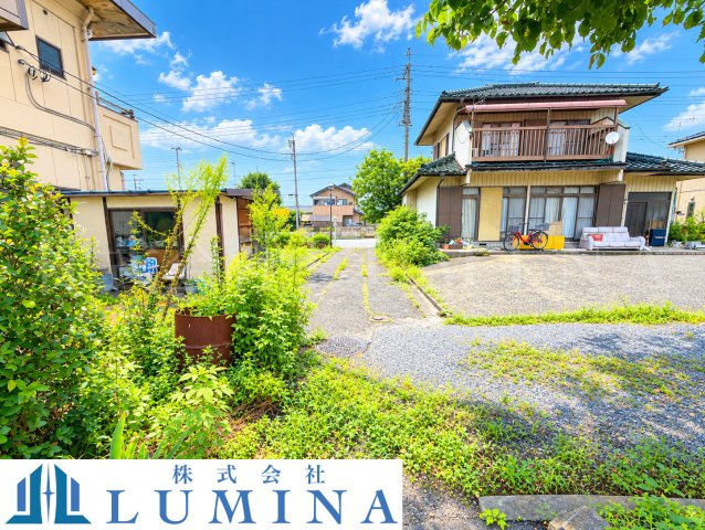 高崎市新町　中古戸建の前面道路含む現地写真