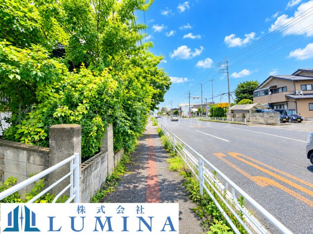 高崎市新町　中古戸建の前面道路含む現地写真