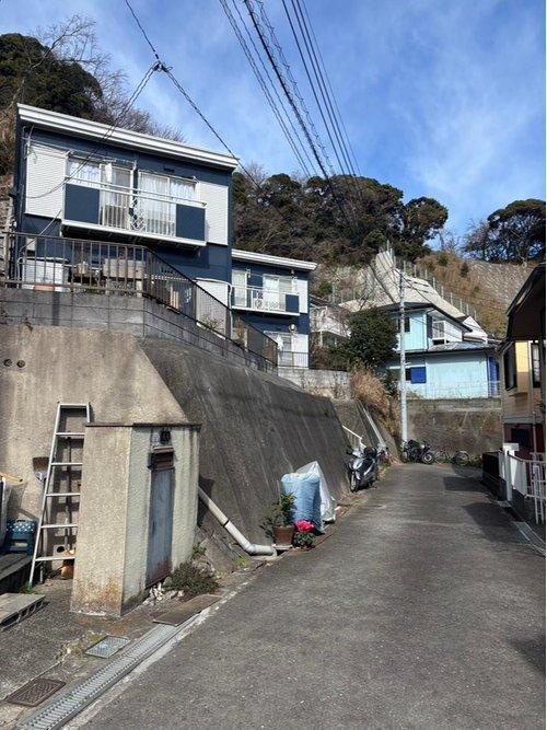 グリーンハイム逗子　A棟・B棟の前面道路含む現地写真
