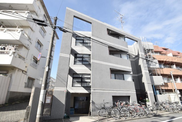 【外観】 | オリンポス板橋栄町 | 手入れの行き届いた外壁やエントランスなど、「見ればわかる」レベルで清潔感を保ったマンションです。築年数を感じさせない姿で皆様をお出迎えします。～即日のご見学可能～　お問合せはお気軽にどうぞ。

