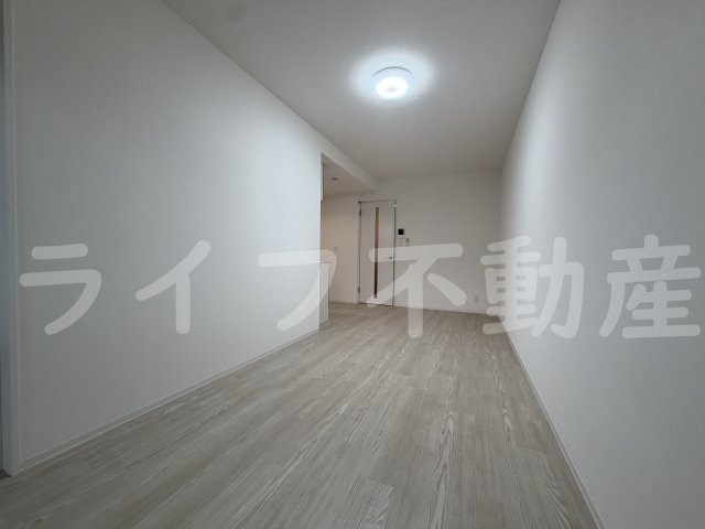 KOGI Residence 岩田町の居間・リビング
