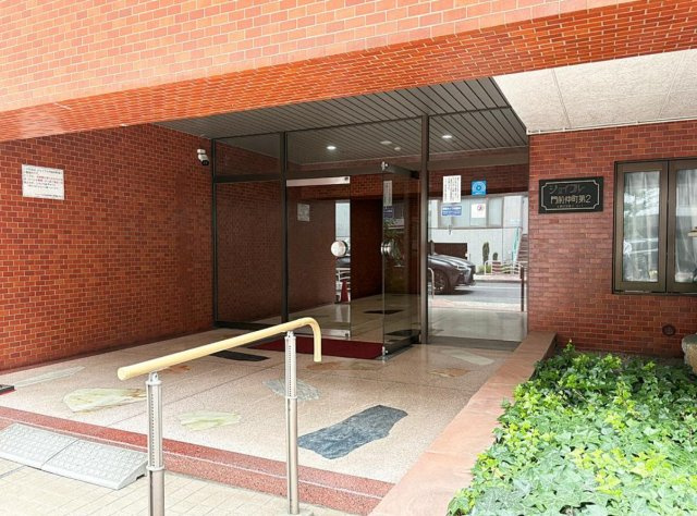 ジョイフル門前仲町第2  のエントランス|レンガ調の外壁が落ち着いた印象を与えるエントランス。きれいに整えられた共用部が、住まう方や来訪者を迎えます