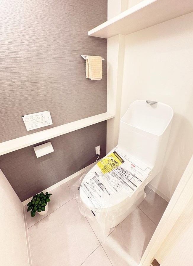 ジョイフル門前仲町第2  のトイレ|ウォシュレット一体型トイレを新規交換。落ち着いたアクセントクロスを採用し、清潔感とデザイン性を兼ね備えた空間に仕上がっています。