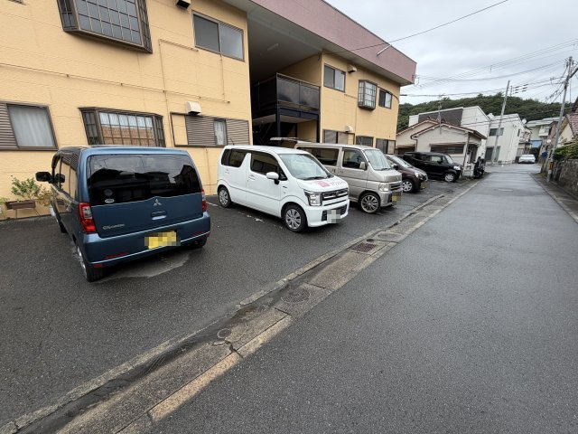アーネスハイツわかの駐車場