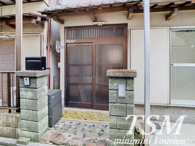 寝屋川市石津元町貸家のエントランス