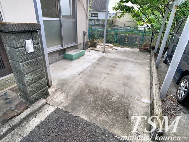寝屋川市石津元町貸家の駐車場