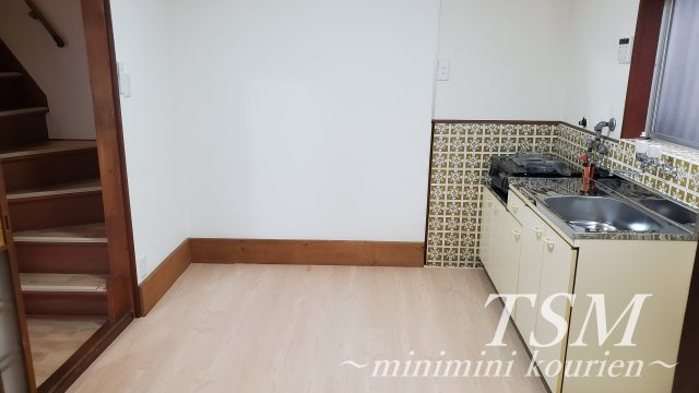 寝屋川市石津元町貸家の居間・リビング