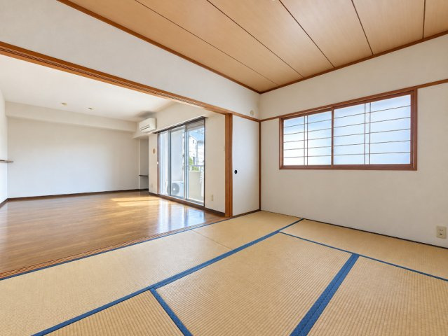 【居間・リビング】 | アスティオン三ッ池公園 | ◆一家だんらんのスペースとなるＬＤＫ。窓から明るい光が差し込み、思わず家族の会話も弾む快適な空間。