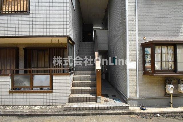八尾市山本高安町２丁目の賃貸マンションのエントランス