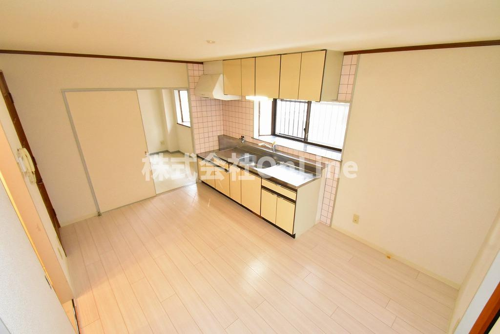 八尾市山本高安町２丁目の賃貸マンションの居間・リビング