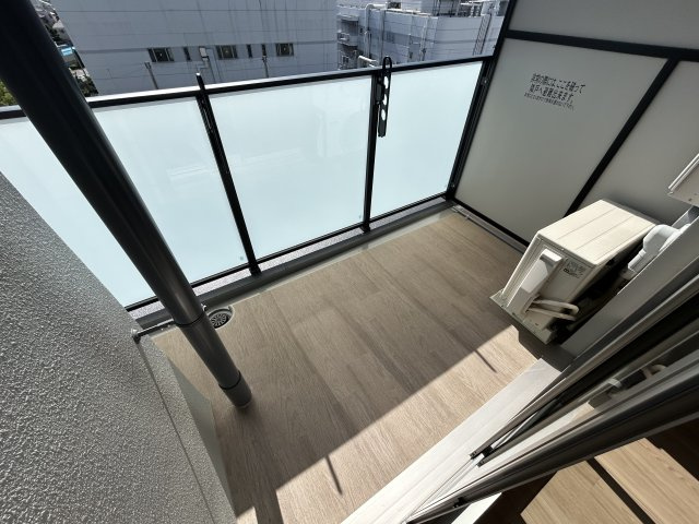 プレリスＮＥＯ大阪十三エルヴィオンのバルコニー