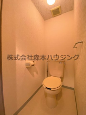 【トイレ】 | 　グランドヴィラ門真 | ※同タイプ別室の写真を使用しています。
　設備内容や色調など相違がある場合は実際のお部屋の現状優先となります。