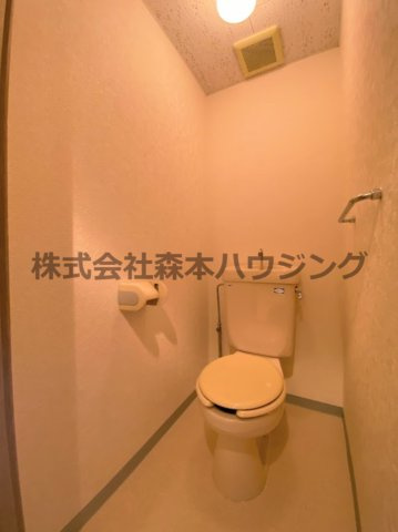 【トイレ】 | 　グランドヴィラ門真 | ※同タイプ別室の写真を使用しています。
　設備内容や色調など相違がある場合は実際のお部屋の現状優先となります。