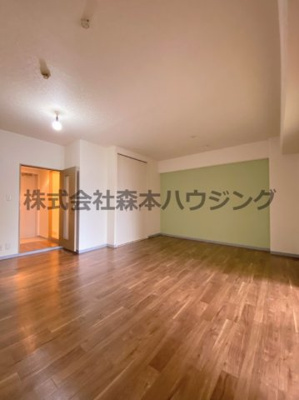 【居間・リビング】 | 　グランドヴィラ門真 | ※同タイプ別室の写真を使用しています。
　設備内容や色調など相違がある場合は実際のお部屋の現状優先となります。