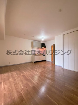 【居間・リビング】 | 　グランドヴィラ門真 | ※同タイプ別室の写真を使用しています。
　設備内容や色調など相違がある場合は実際のお部屋の現状優先となります。