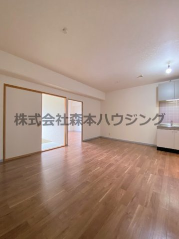 【居間・リビング】 | 　グランドヴィラ門真 | ※同タイプ別室の写真を使用しています。
　設備内容や色調など相違がある場合は実際のお部屋の現状優先となります。