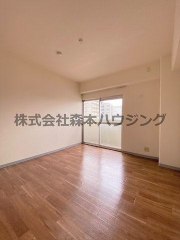 【洋室】 | 　グランドヴィラ門真 | ※同タイプ別室の写真を使用しています。
　設備内容や色調など相違がある場合は実際のお部屋の現状優先となります。