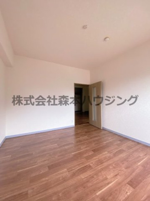 【洋室】 | 　グランドヴィラ門真 | ※同タイプ別室の写真を使用しています。
　設備内容や色調など相違がある場合は実際のお部屋の現状優先となります。