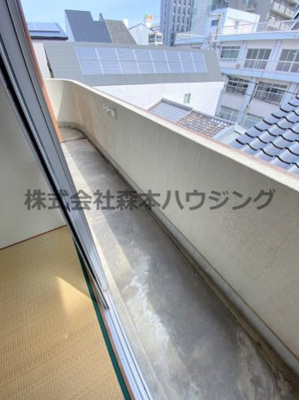 【バルコニー】 | 　グランドヴィラ門真 | ※同タイプ別室の写真を使用しています。
　設備内容や色調など相違がある場合は実際のお部屋の現状優先となります。