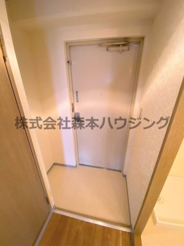 【玄関】 | 　グランドヴィラ門真 | ※同タイプ別室の写真を使用しています。
　設備内容や色調など相違がある場合は実際のお部屋の現状優先となります。