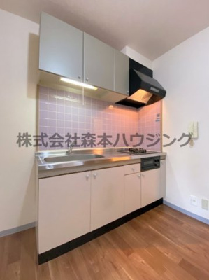 【キッチン】 | 　グランドヴィラ門真 | ※同タイプ別室の写真を使用しています。
　設備内容や色調など相違がある場合は実際のお部屋の現状優先となります。