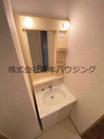 【独立洗面台】 | 　グランドヴィラ門真 | ※同タイプ別室の写真を使用しています。
　設備内容や色調など相違がある場合は実際のお部屋の現状優先となります。