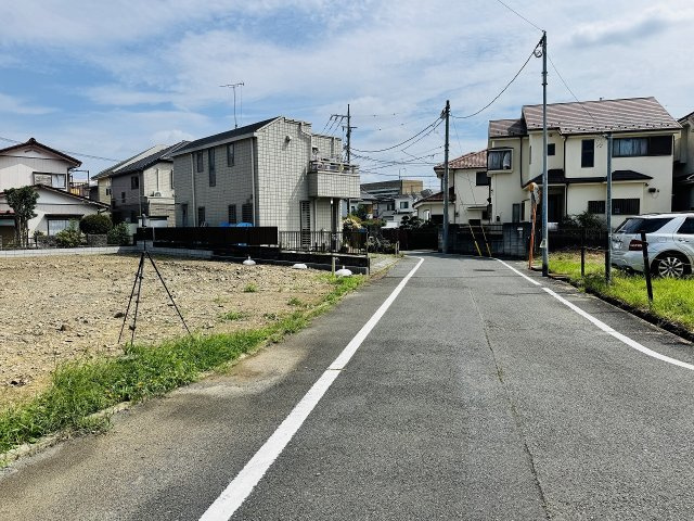 八王子市　中野上町　新築一戸建ての前面道路含む現地写真|～前面6ｍ道路につき駐車もしやすいです～