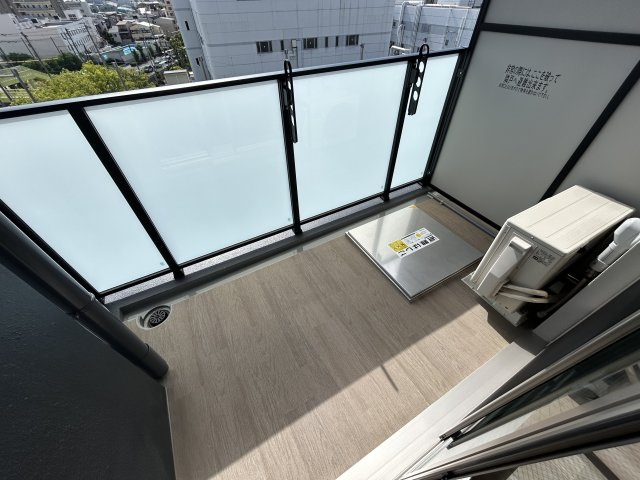 プレリスＮＥＯ大阪十三エルヴィオンのバルコニー