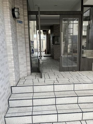 ローズガーデン５番館(A-013)のエントランス