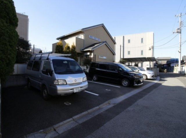 アンプルール　フェール　レーベンの駐車場