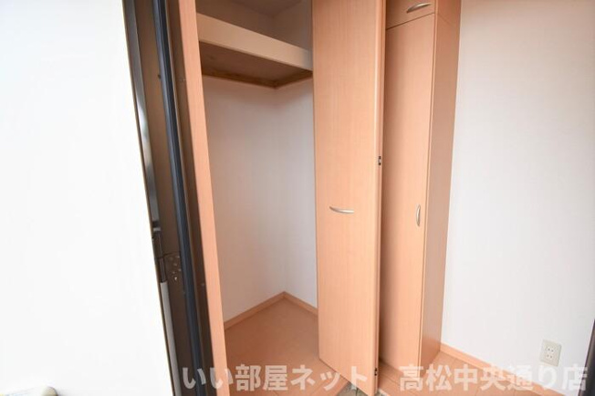 【洗面所】 | リビングタウン伏石 B棟 | 洗髪洗面化粧台・室内洗濯機置場