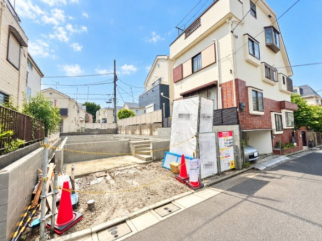 練馬区上石神井1丁目　新築戸建の前面道路含む現地写真|2026.10.26撮影

現地ご見学希望・資料請求などお気軽にお問い合わせ下さい！
03-5990-5201