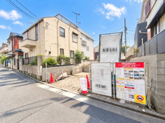 練馬区上石神井1丁目　新築戸建の前面道路含む現地写真|2026.10.26撮影

現地ご見学希望・資料請求などお気軽にお問い合わせ下さい！
03-5990-5201
