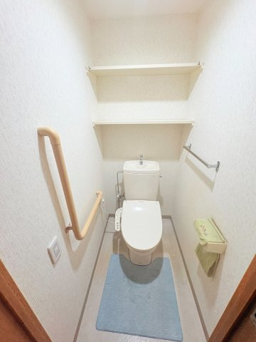 レジデンス芦屋くすのきのトイレ|タンク式トイレは貯水タンクに約1回分の水量を保管できるので、万が一の際も1回使用できます◎
