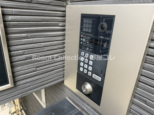 名古屋市中村区靖国町１丁目のアパートのエントランス