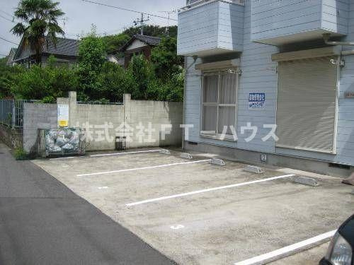 メゾンウエストリバーの駐車場