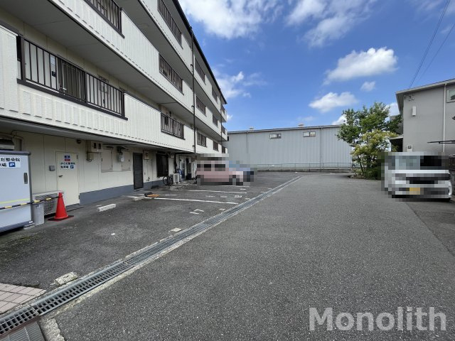 シャトー原山台の駐車場