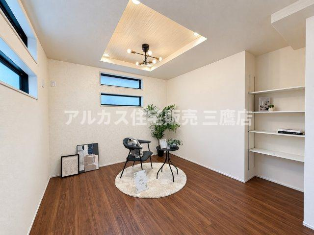 三鷹市大沢5丁目 京王線 調布駅 新築戸建の居間・リビング|寛ぎのカフェスペースとしても映えるリビングの一角。壁面にはオープンラックが備え付けられており、お気に入りの雑貨や本を飾ることができます。