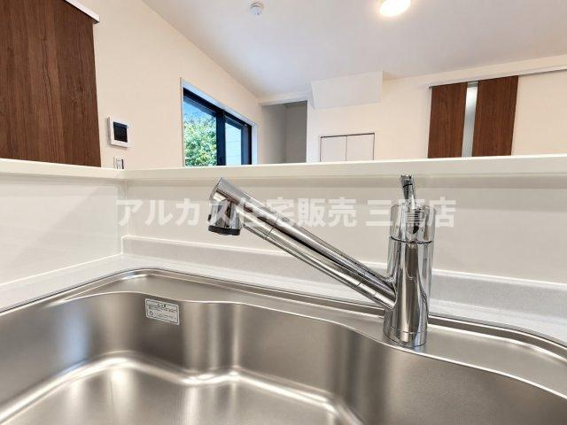 三鷹市大沢5丁目 京王線 調布駅 新築戸建のキッチン|使い勝手の良い浄水器一体型水栓を採用したシンク。広々としたスクエアデザインで、大きな鍋やフライパンも楽に洗うことができます。