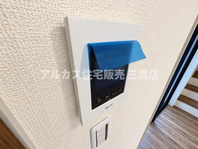 三鷹市大沢5丁目 京王線 調布駅 新築戸建のセキュリティ|来訪者の顔が確認できるTVモニター付きインターホン。防犯面に配慮された仕様で、毎日の暮らしに安心感をプラスします。