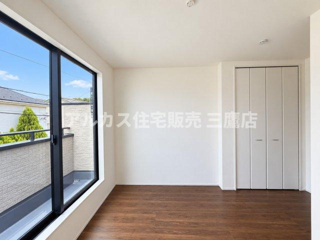 三鷹市大沢5丁目 京王線 調布駅 新築戸建の洋室|大きな掃き出し窓から心地よい光が差し込む居室。クローゼットも完備されており、主寝室や子供部屋など多用途に活用できます。