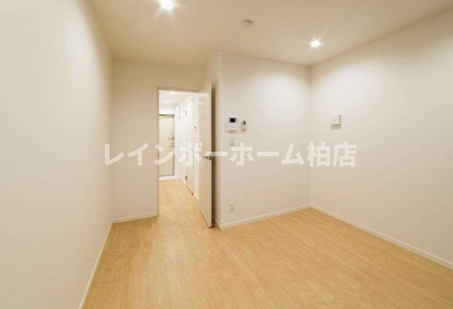 仲介手数料（賃料の1.10ヵ月）の50％OFF対象物件！の居間・リビング|こちらの居間で趣味の時間をお楽しみください
