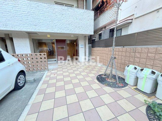 エステムヒルズ新大阪のエントランス