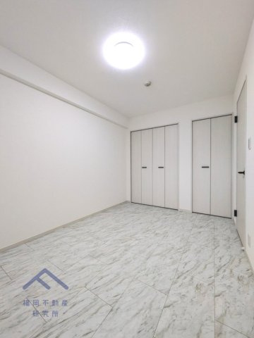 フェスティオＳＡＧＡセントラーレの洋室|洋室は約6帖のお部屋にクローゼットが2箇所あり、収納にも困らない。