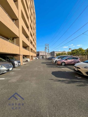 フェスティオＳＡＧＡセントラーレの駐車場|総戸数46戸に対して敷地内駐車場31区画となっております。現状1区画の空きを確認しておりますが、最新情報につきましては管理会社へ確認する必要があります。