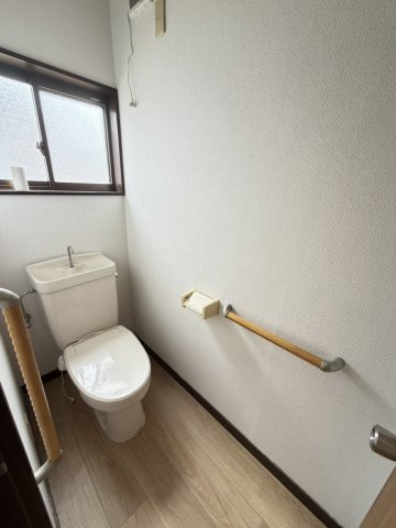 日渡東田戸建のトイレ