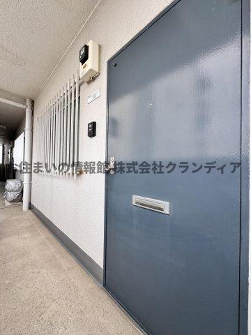 東カングランドマンション第二松戸の玄関|ドキドキの新生活も、安心してスタート。ぴったりの住まいを見つけませんか？クランディアが一緒に住まい選びをサポートします‼　まずは、お気軽にお問合せください　＃クランディア