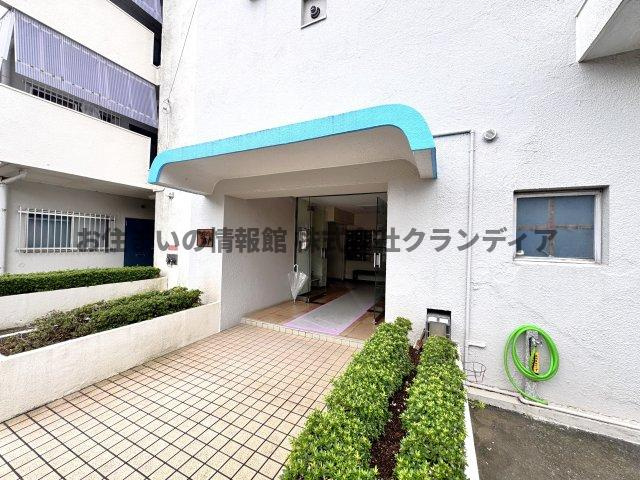 東カングランドマンション第二松戸のエントランス|ドキドキの新生活も、安心してスタート。ぴったりの住まいを見つけませんか？クランディアが一緒に住まい選びをサポートします‼　まずは、お気軽にお問合せください　＃クランディア