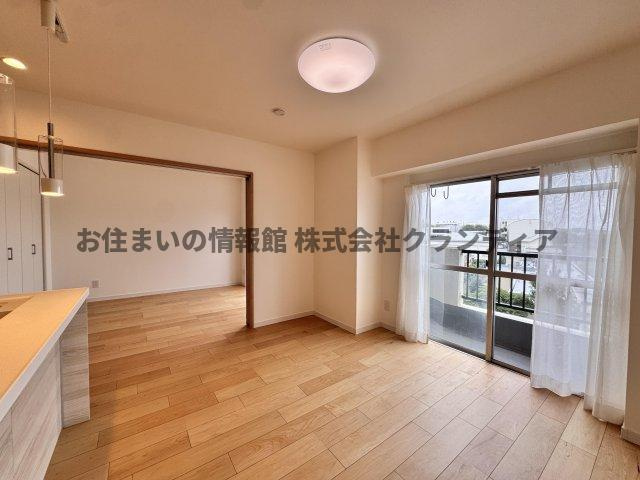 東カングランドマンション第二松戸の居間・リビング|ドキドキの新生活も、安心してスタート。ぴったりの住まいを見つけませんか？クランディアが一緒に住まい選びをサポートします‼　まずは、お気軽にお問合せください　＃クランディア